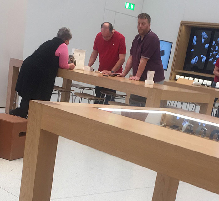 Una 'Karen' se enfureció en la Apple Store y pidió un reembolso por su iPhone 5. No escuché la conversación, pero cuando pasé por delante escuché que el gerente le preguntaba si lo había cargado, ella respondió que no