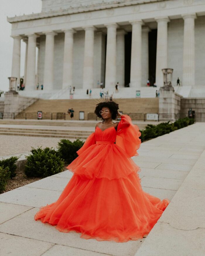 18-Year-Old High School Graduate Wears Her Prom Dress To A Tourist Spot, Gets An Impromptu Photoshoot