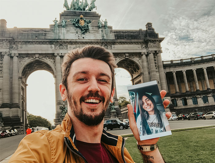 My Girlfriend Couldn’t Join Me On A Trip To Europe Last Year, So I Printed A Few Of Her Photos And Took Selfies Everywhere (32 Pics)