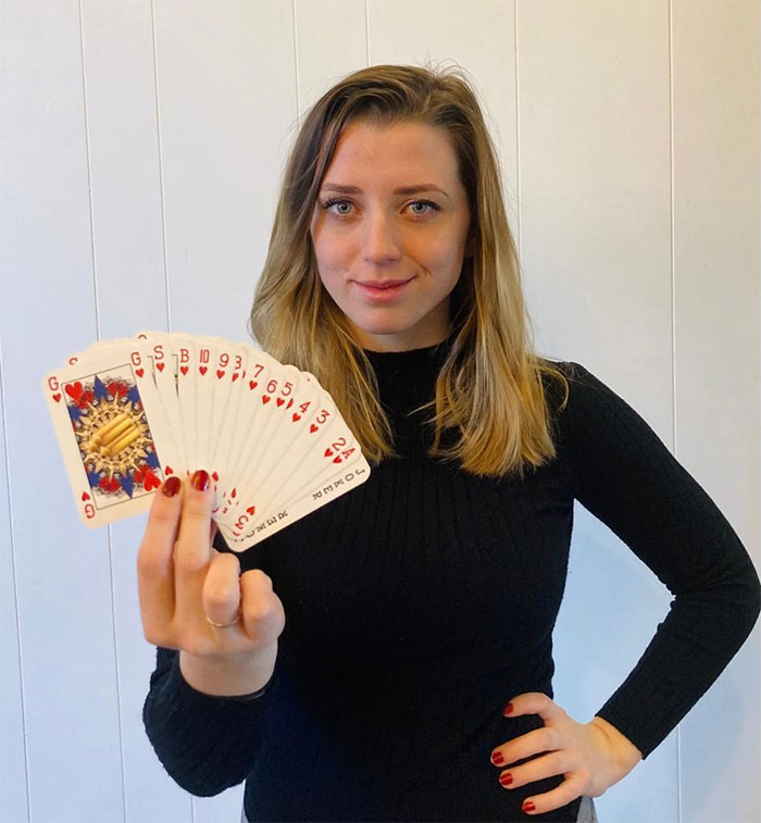 Una mujer de 23 años crea una baraja de cartas de género y raza neutral y ahora no da abasto con los pedidos