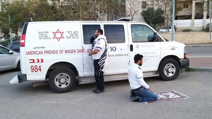A Powerful Photo Of Muslim And Jewish Paramedics Praying Together Goes Viral