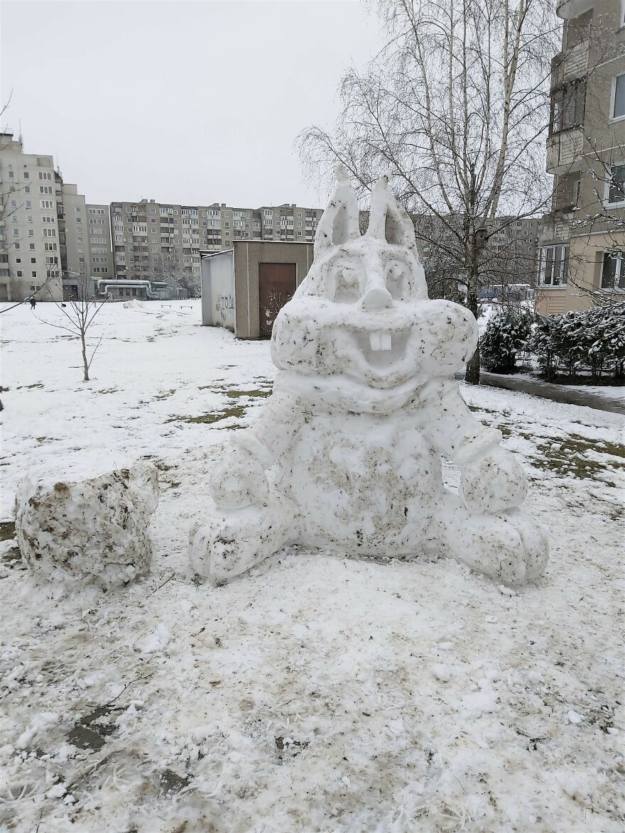 35 Mind-Blowing Photos Of Snow Sculptures In Lithuania, From Octopuses To A Human-Size Pikachu