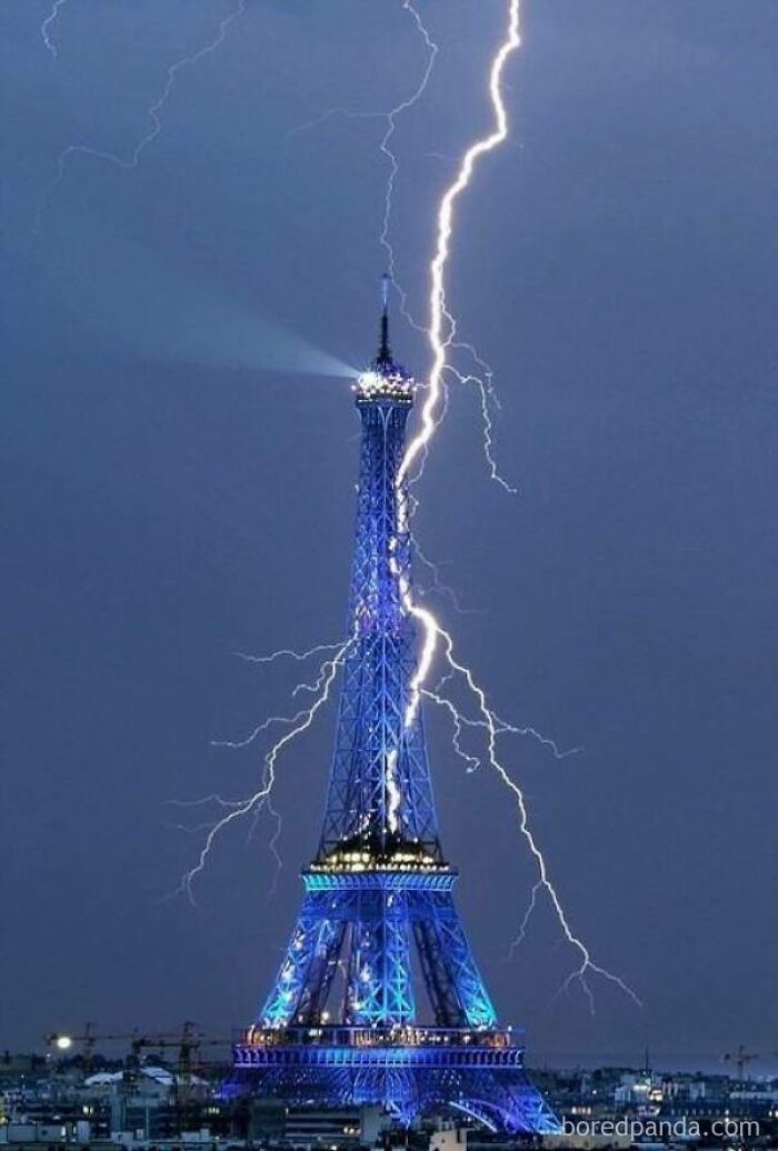 A Well Captured Photo Of Lightning Struck The Eiffel Tower