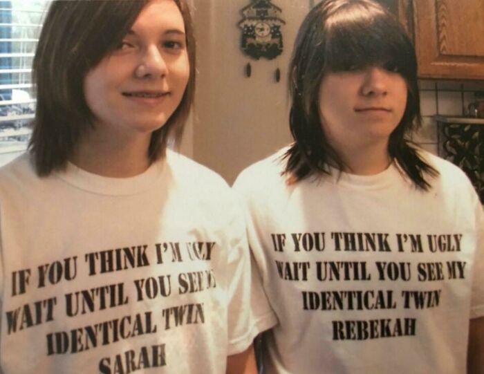 Mi hermana y yo nos hicimos estas camisetas a medida en la escuela secundaria. Sí, también solíamos cortarnos el pelo nosotras mismas