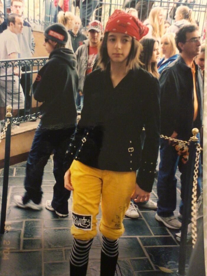 Yo a los 11-12 años tratando de aparentar ser demasiado bueno para la atracción de los Piratas en Disneylandia mientras al mismo tiempo me vestía específicamente para ella