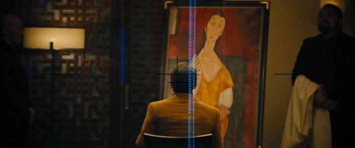 En Skyfall (2012), se muestra a un hombre un cuadro robado. El cuadro es "Mujer con abanico", de Amadeo Modigliani. Fue robado en la vida real en 2010 y aún no ha sido recuperado