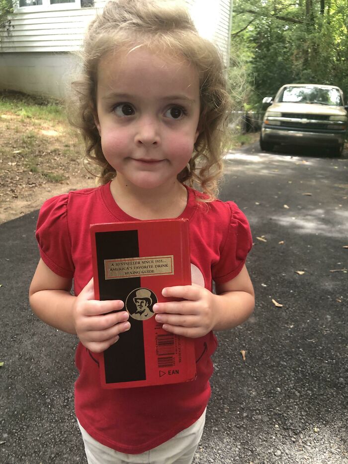 Mi hija tiene un libro especial y lo lleva a todos lados. Es la guía oficial de cócteles de Mr. Boston