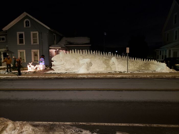Alguien hizo una iguana gigante con nieve