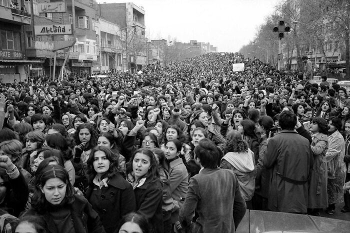 100.000 mujeres iraníes marchan contra la ley del hiyab, Teherán, 1979