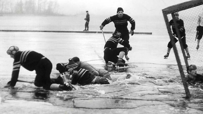 Un partido de hockey al aire libre tuvo que terminar precipitadamente. Suecia, 1959