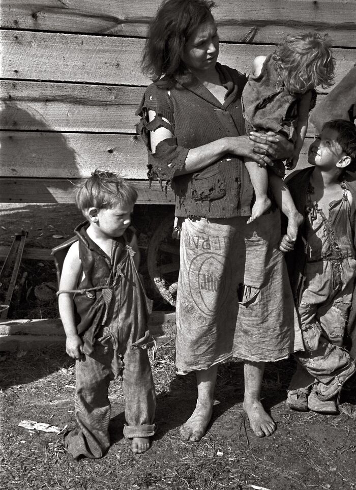 Una madre y su bebé, parte de una familia de nueve que vivía en el campo en la ruta estadounidense 70, cerca del río Tennessee. Marzo de 1936