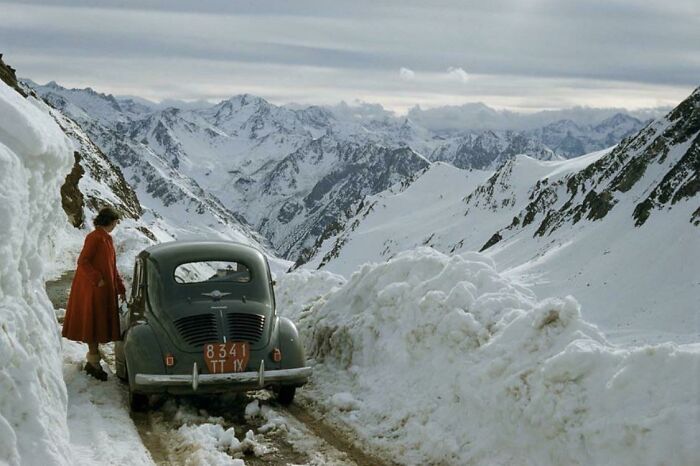 Una mujer en un paso montañoso nevado de los Pirineos, Francia, 1956