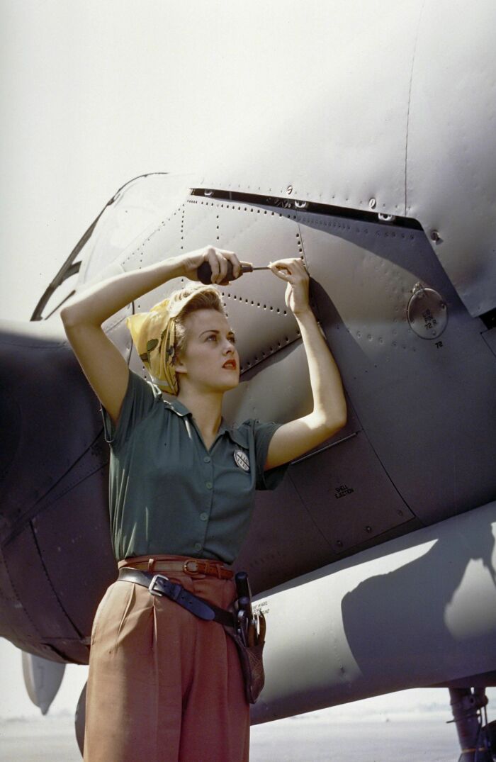 Sally Wadsworth, empleada de Lockheed Martin, trabajando en el fuselaje de un P-38 Lightning, en California, 1944