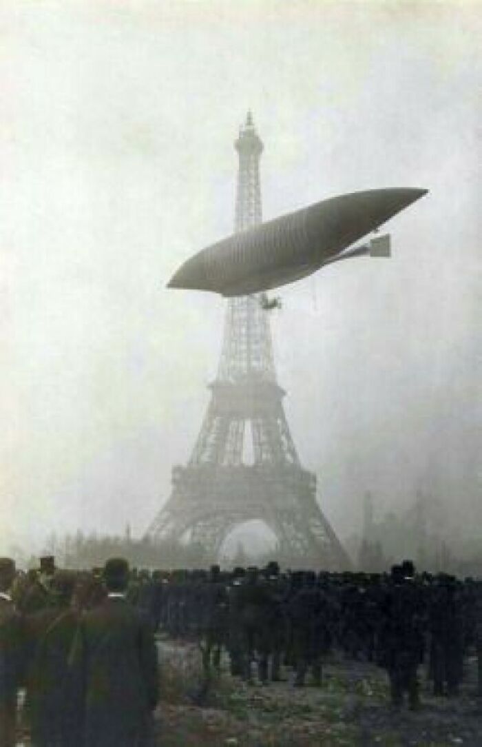 El dirigible Le Jaune pasando por la Torre Eiffel en París, Francia (20/11/1903)