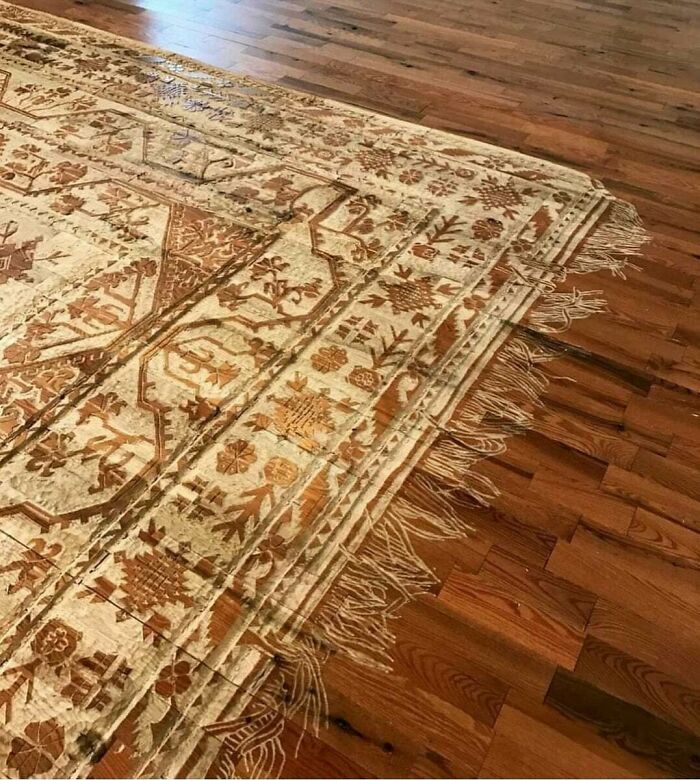 Este patrón de alfombra tallado en un suelo de madera