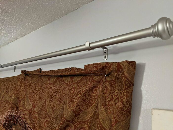 Como propietario, no dejo de sorprenderme de algunas cosas que hacen mis inquilinos. Instalé nuevas barras de cortina antes de que la nueva inquilina se mudara, pero aún así creyó necesario clavar las cortinas en la pared