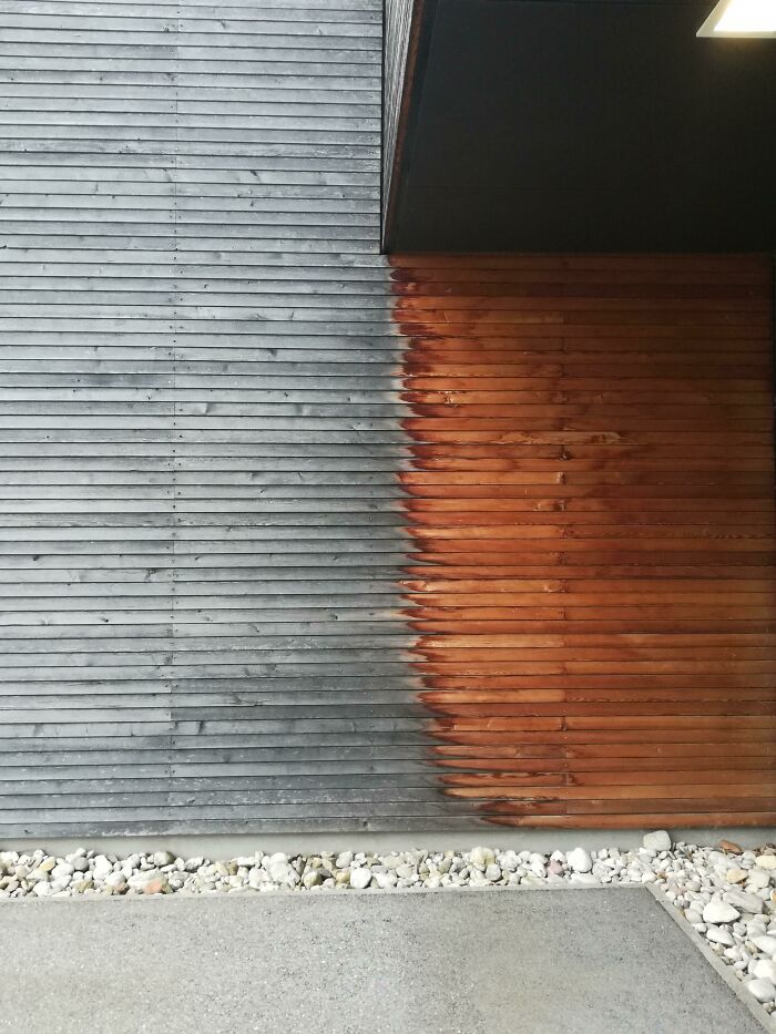 La misma cubierta de madera en el edificio, pero una parte está bajo el balcón. 10 años de clima