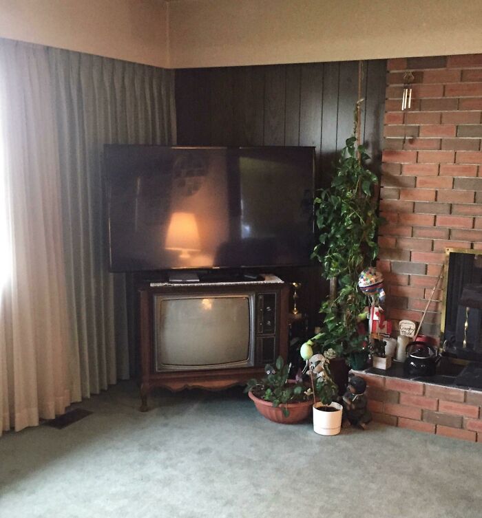 Mi tía abuela usa su vieja televisión como soporte para la nueva. Funciona como una comparación entre las dos