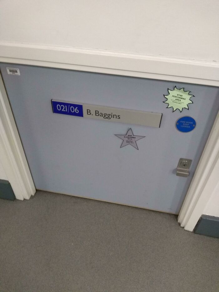 Esta puerta diminuta en mi universidad con el nombre de B. Bolsón