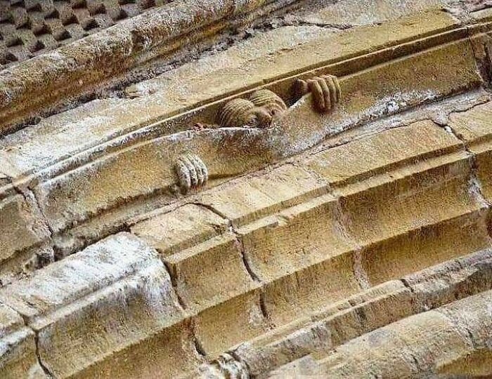 Humor medieval. Abadía de Sainte Foy, Francia. Año 1050 aprox.