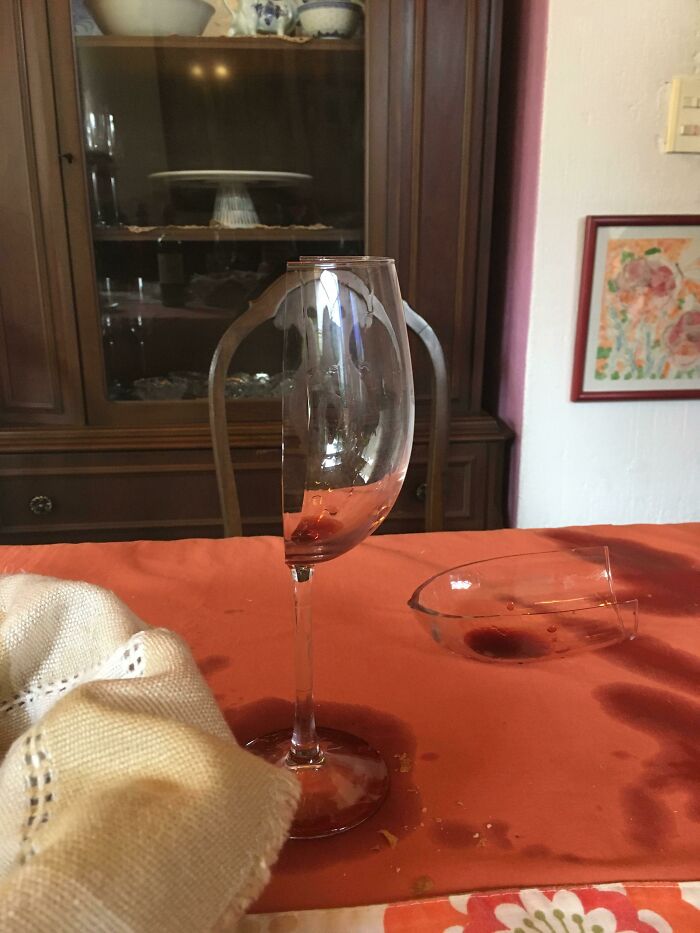 Mi tía derramó el vino y la copa se rompió exactamente por la mitad