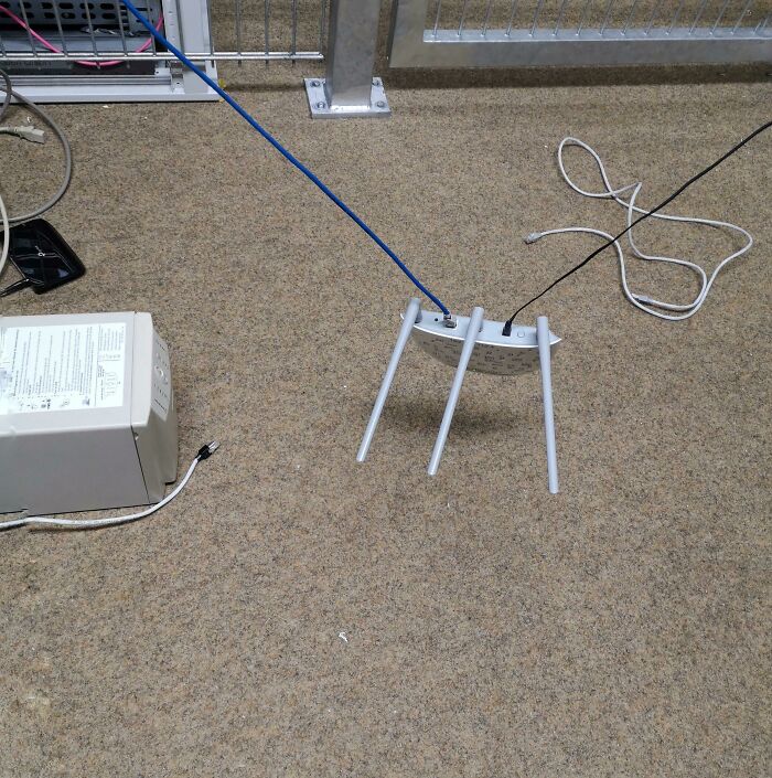 El router y los cables de la sala de servidores de mi escuela