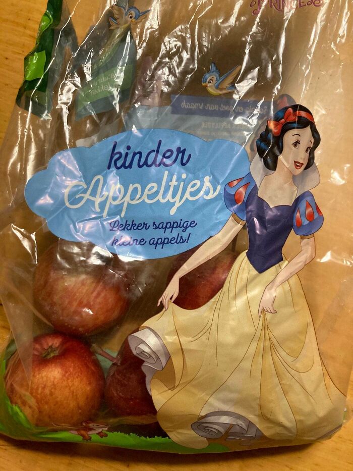 Una bolsa de manzanas con un personaje que se envenenó con una manzana