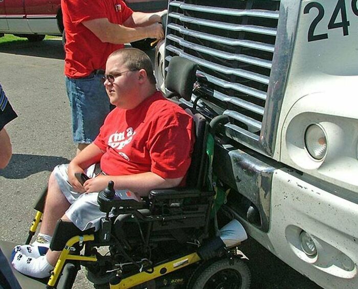 Carpenter Got The Ride Of A Lifetime When His Electric Wheelchair Became Lodged In The Grille Of A Semi-Trailer And Was Accidentally Pushed Down A Highway For Several Kilometers At About 80 Km/H And Survived Uninjured