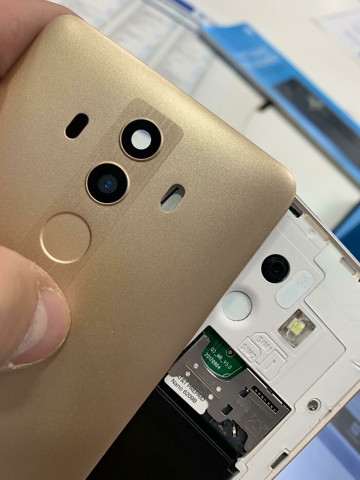 This “Dual” Camera Smartphone Doesn’t Have Two Functioning Cameras
