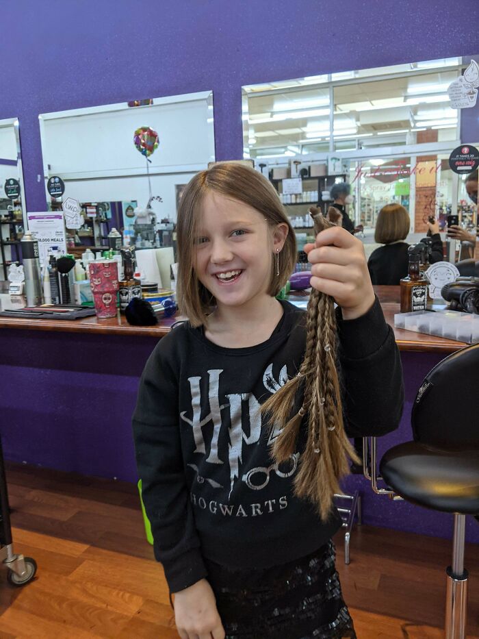 Mi hija de 8 años llevaba casi 2 años dejándose crecer el pelo para donarlo a una ONG que hace pelucas para niños con cáncer que no pueden permitírselas