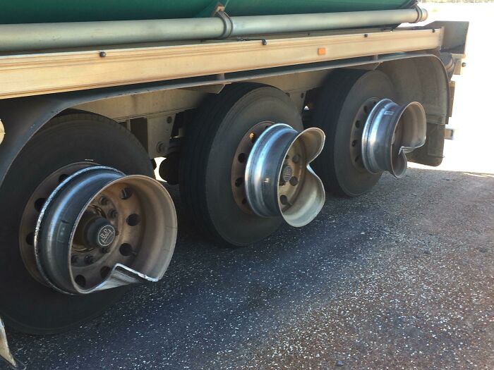 He Drove 700km Like This In Outback Aussie, Rims So Bent He Couldn’t Get The Nuts Off To Change Them