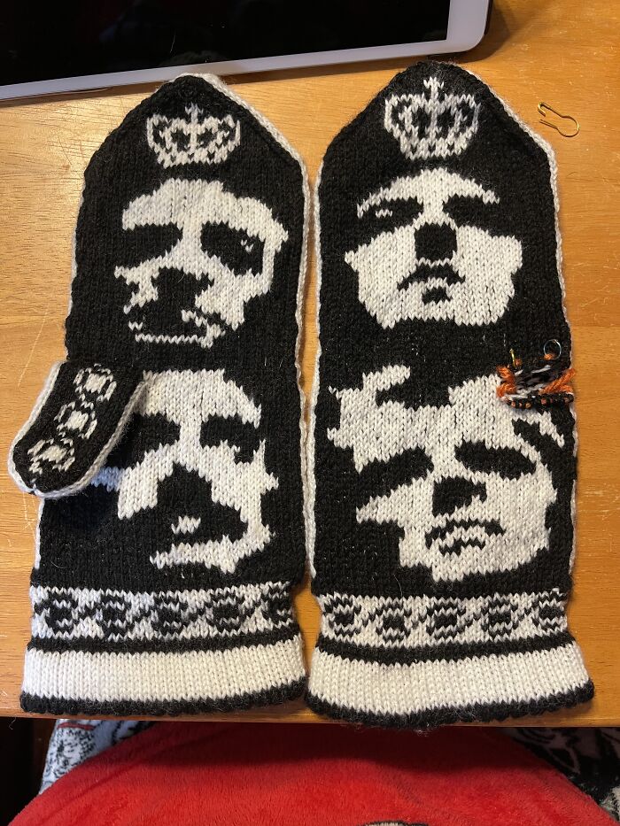 Queen Mittens I Knitted (Pt 2) Still Had One Thumb To Do