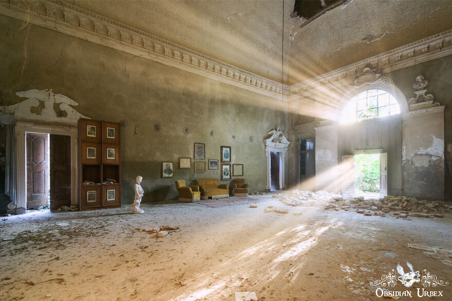 As The Sun Set, Spectacular Light Rays Flood This Bright Abandoned Room Of An Artist's House