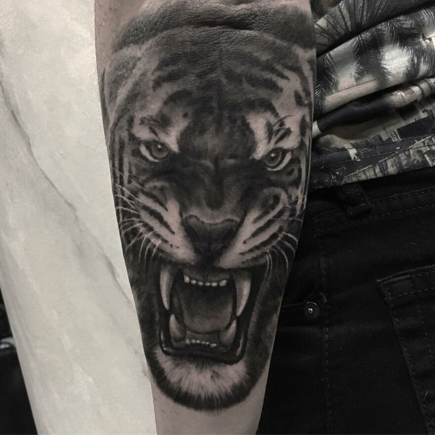 The Tattoo Artist Makes Hyper-Realistic Tattoos That Look More Like They Were Printed On The Skin