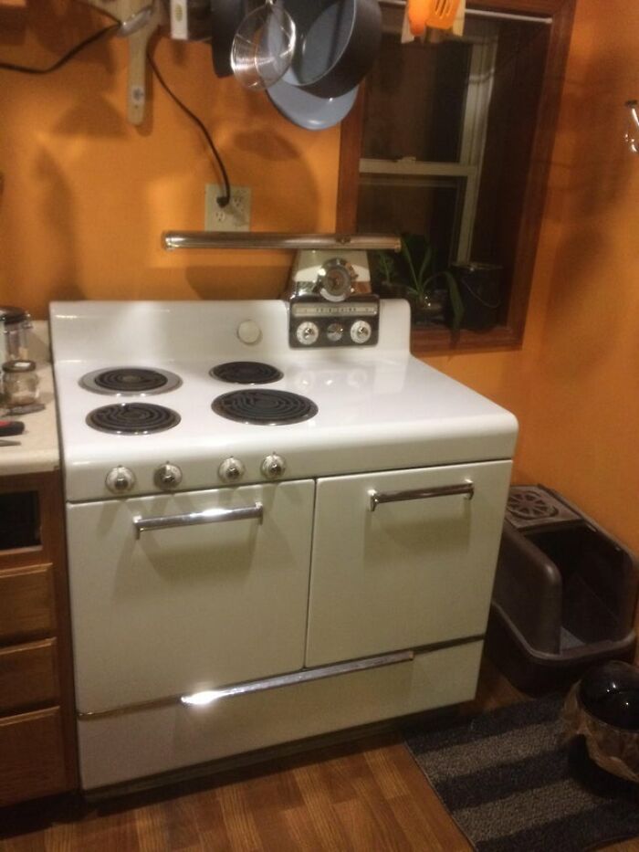 My Girlfriend's 1950s Frigidaire Stove (Which Is Replacing A Far Newer And Much Harder To Fix Stove)