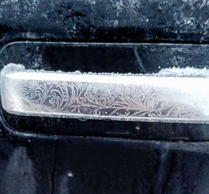 Manilla de la puerta del camión en una mañana helada