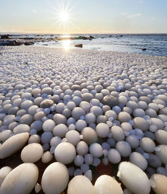 Huevos de hielo - Este raro fenómeno se produce cuando el hielo es arrollado por el viento y el agua (norte de Finlandia)