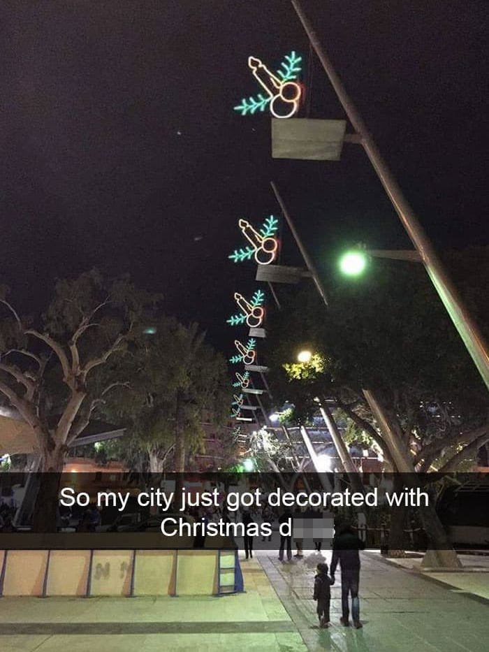 Mi ciudad ha sido decorada con p*nes de Navidad