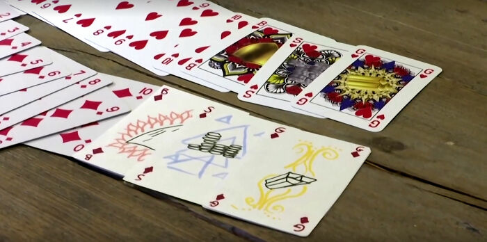 Una mujer de 23 años crea una baraja de cartas de género y raza neutral y ahora no da abasto con los pedidos