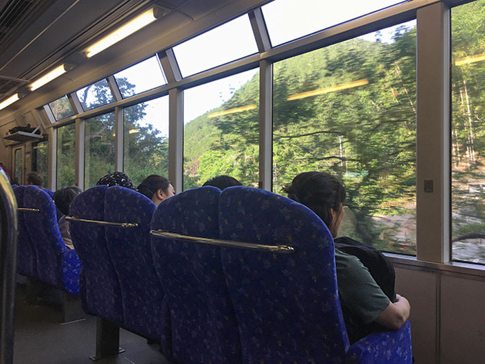 Asientos de tren en Japón que miran hacia la ventana para ver el paisaje