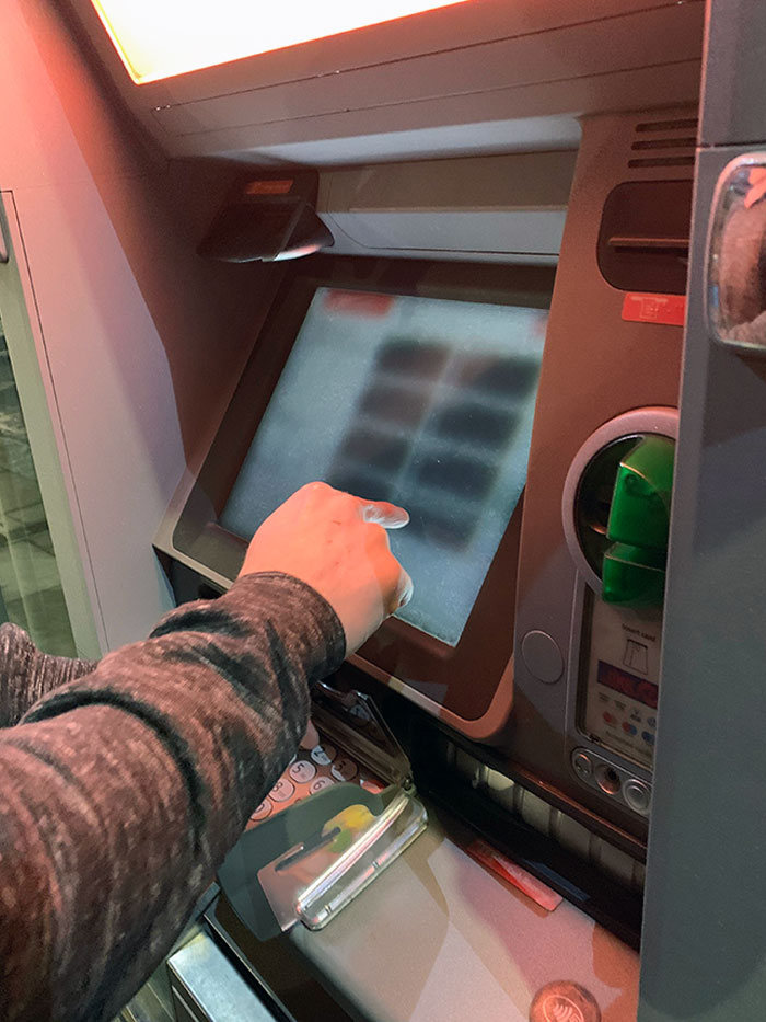 No puedes leer la pantalla del cajero automático si no estás directamente frente a él