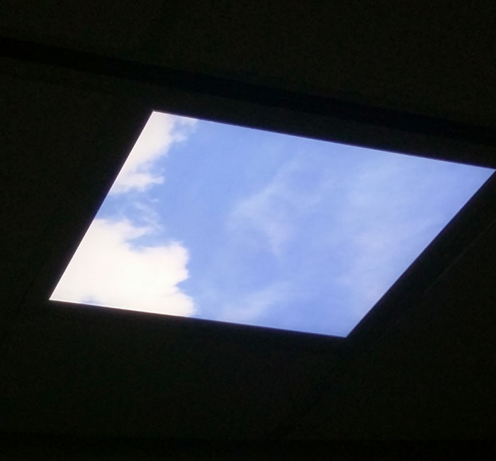Mi hospital tiene luces en el techo diseñadas para parecer el cielo