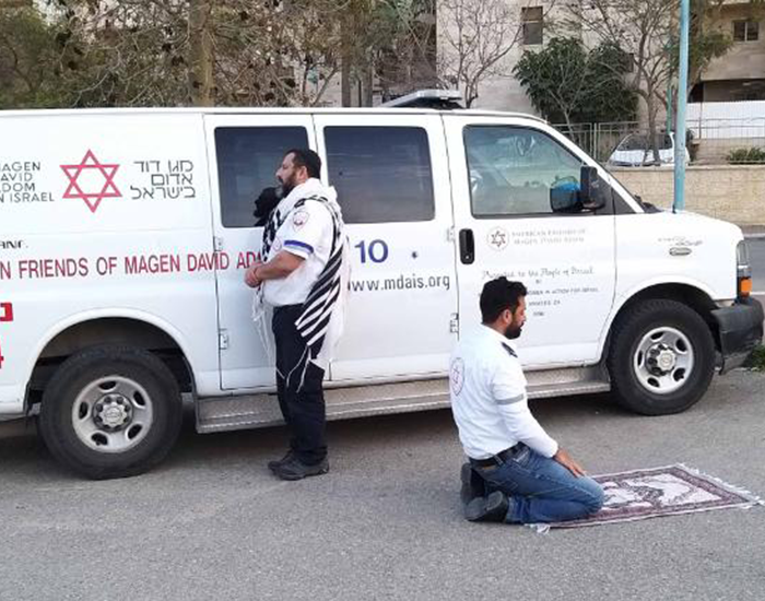 A Powerful Photo Of Muslim And Jewish Paramedics Praying Together Goes Viral