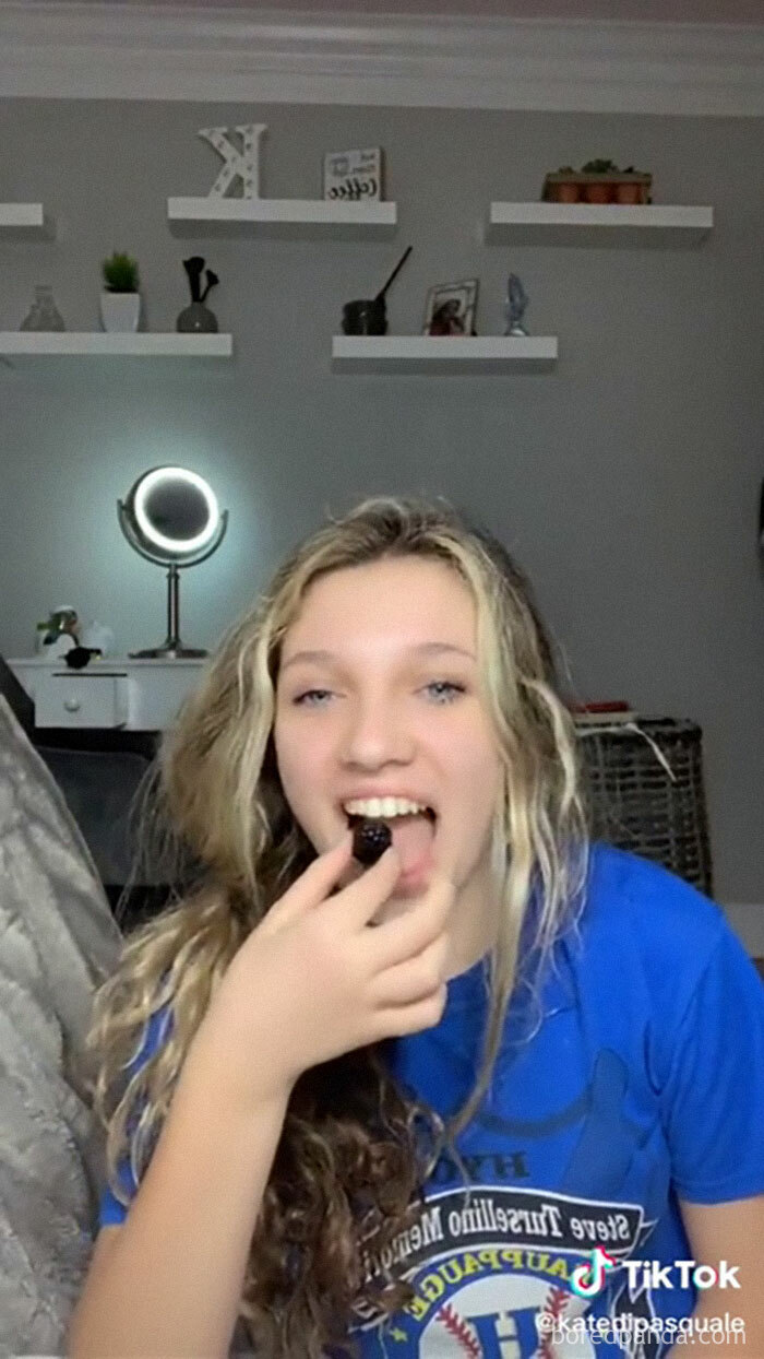 She Says She’s Deathly Allergic To Blackberries And Then Proceeds To Eat One For A Tiktok
