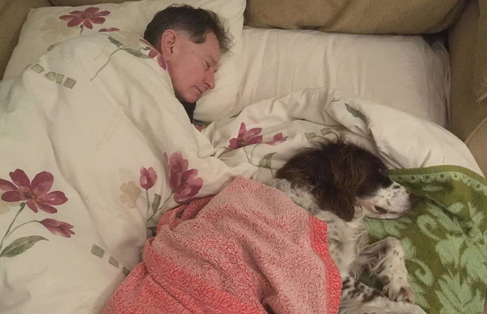 Adopted Dog Is Too Old And Sick To Sleep Upstairs, Family Takes Turns Sleeping With Him On the Couch Every Night