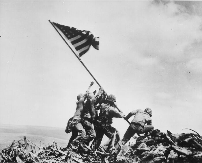 1945 "Izando la bandera en Iwo Jima"