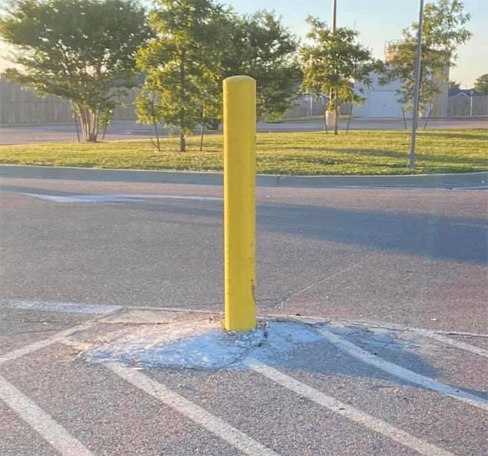This Pole In A Walmart Parking Lot Causes So Many Car Accidents, There's A  Whole Facebook Page Dedicated To It (14 Pics)