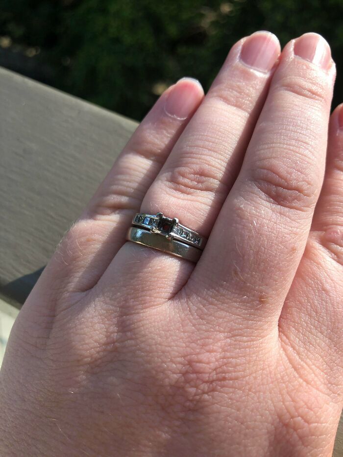 Se ha caido el diamante de mi anillo hoy. Venía con una garantía de 10 años. Ayer fue nuestro 10º aniversario de boda