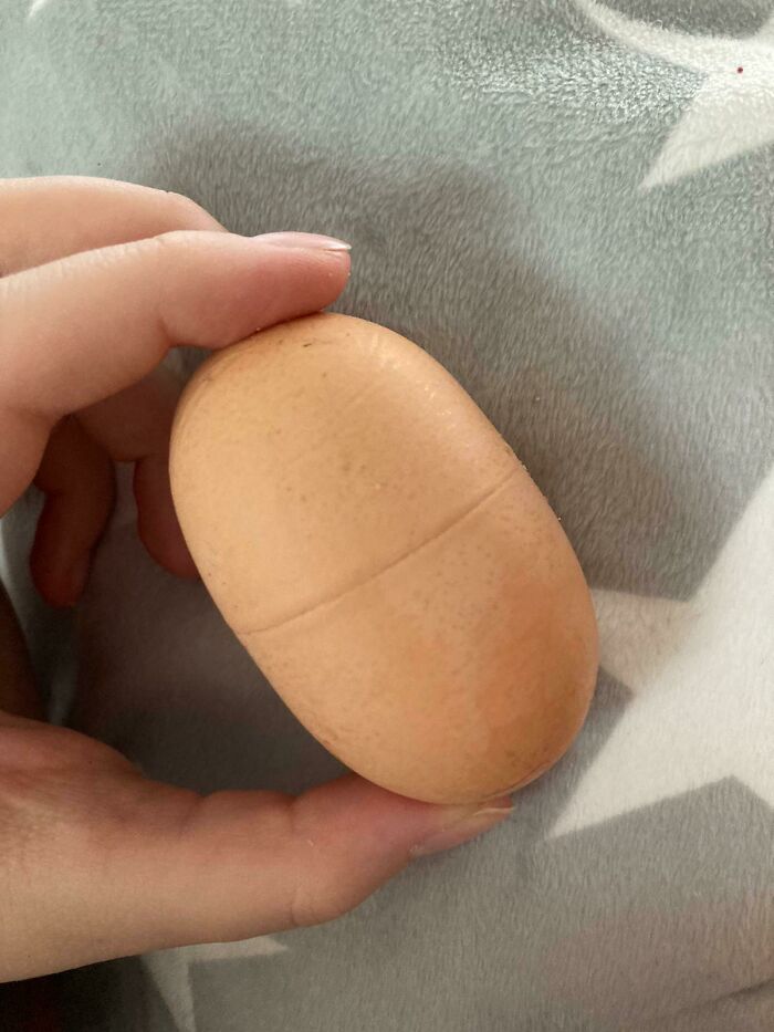 Este huevo que puso mi gallina se parece a un huevo Kinder sorpresa
