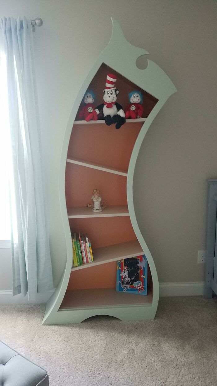 Mi mujer quería una habitación infantil con la temática del Dr. Seuss, así que construí una estantería del Dr. Seuss